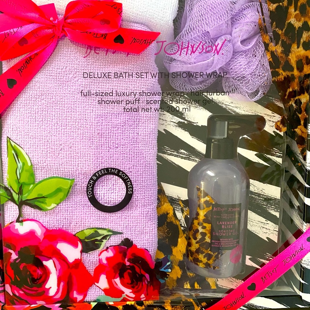 🌺 Deluxe bath set with shower wrap by Betsey Johnson 🌺